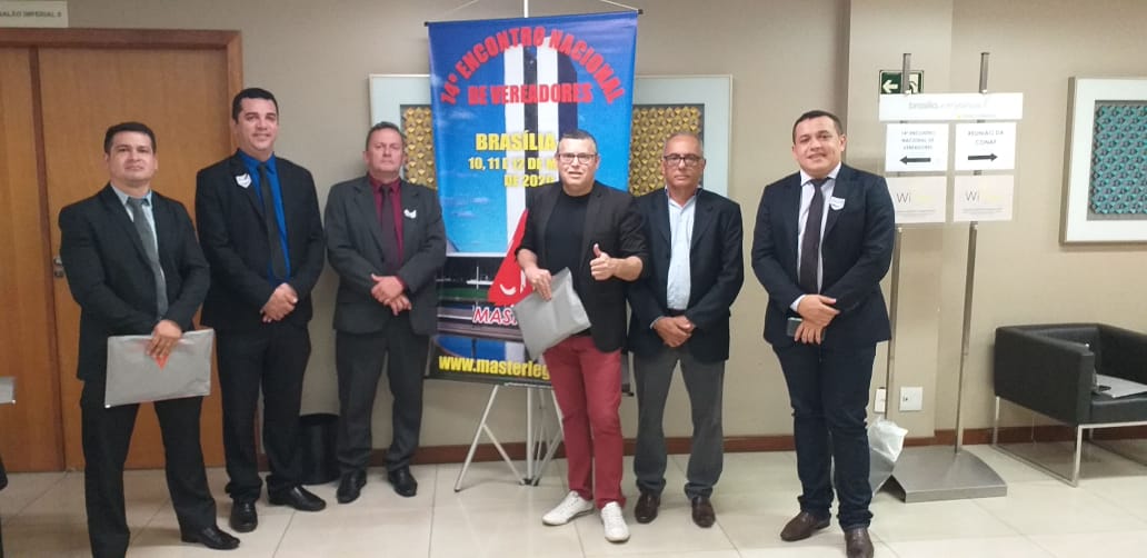 Parlamentares participando de reunião em Brasília-DF