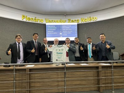 Diretor do Sport Clube Guarai, presenteando os vereadores com a camiseta do lobão 